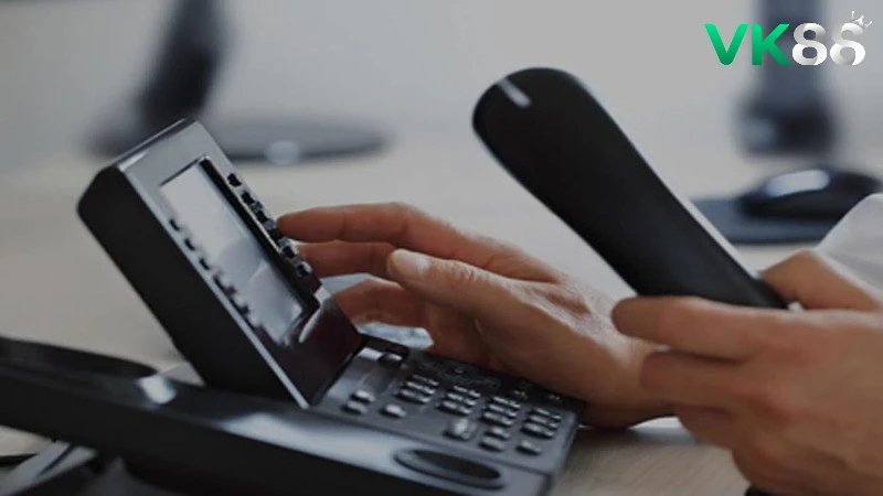 Gọi thông qua hotline của nhà cái Vk88